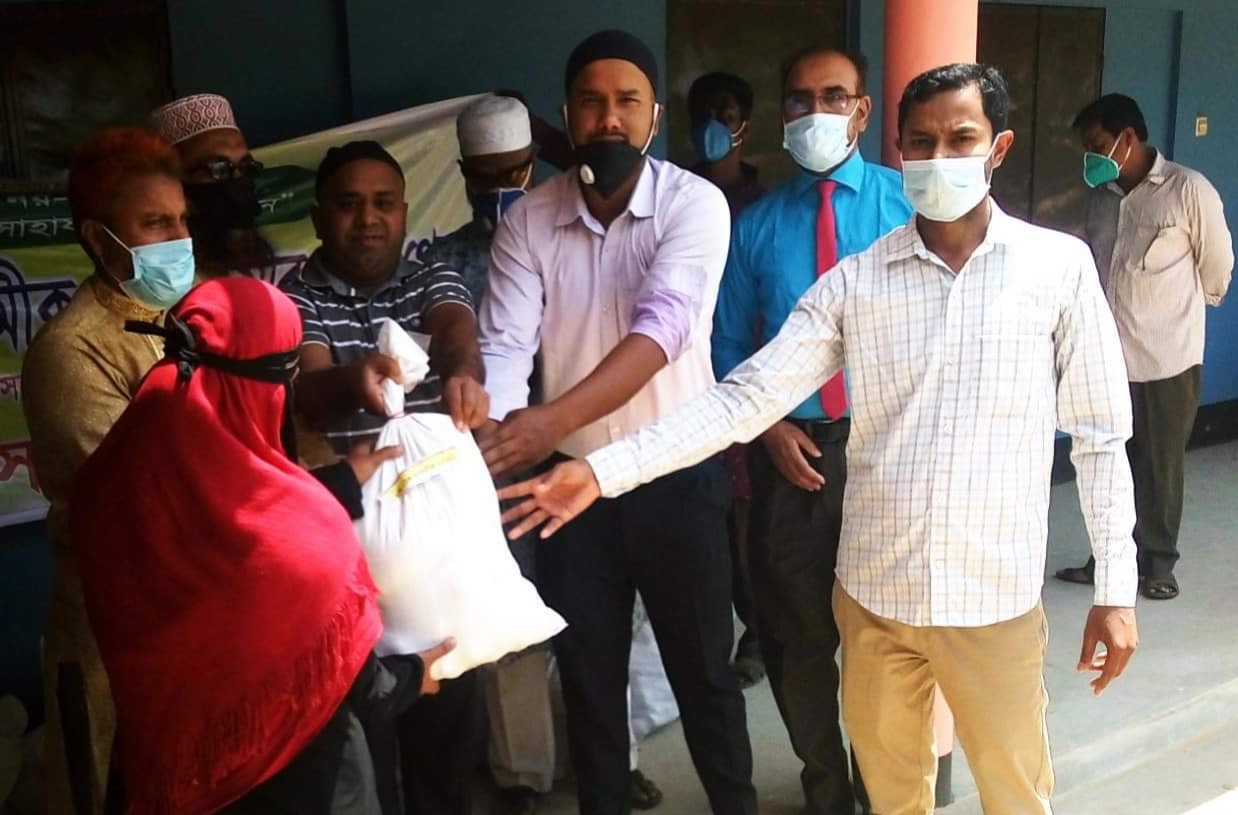 বড়লেখায় হাইটেক ইসলামিক একাডেমির পক্ষ থেকে খাদ্যসামগ্রী বিতরণ