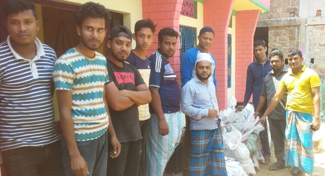 বড়লেখায় উত্তর পকুয়া যুব সমাজের উদ্যোগে খাদ্য সামগ্রী বিতরণ