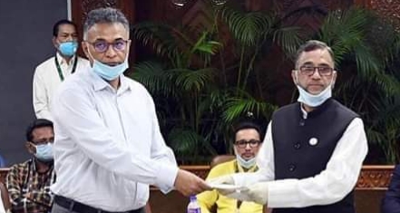 প্রধানমন্ত্রীর ত্রাণ তহবিলে পরিবেশ, বন ও জলবায়ু পরিবর্তন মন্ত্রীর অনুদানের চেক হস্তান্তর