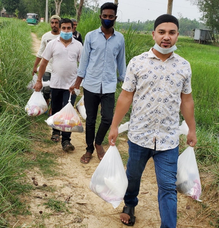 বড়লেখায় ইউপি সদস্যের উদ্যোগে ঈদ সামগ্রী বিতরণ