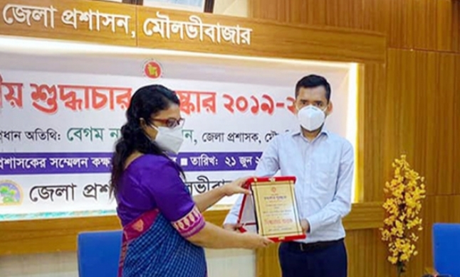 বড়লেখা উপজেলা নির্বাহী অফিসারের জেলা পর্যায়ে শুদ্ধাচার পুরস্কার লাভ