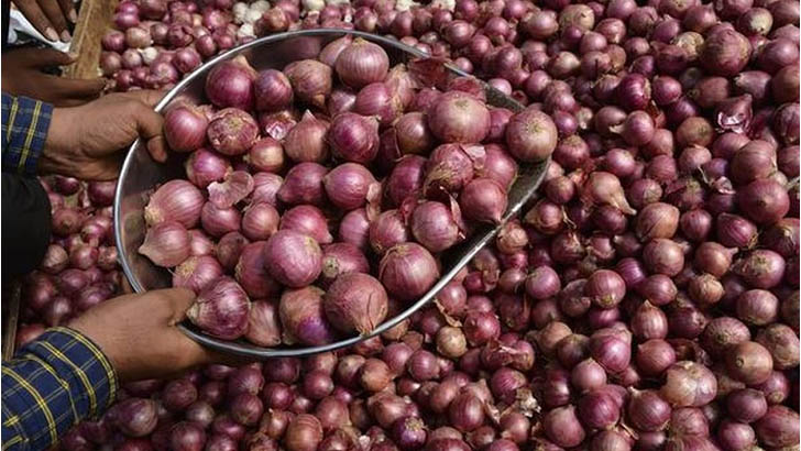 চারপাশ অন্ধকার পেঁয়াজের ঝাঁজে