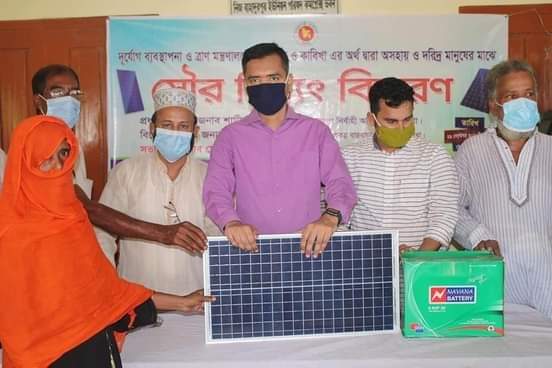 বড়লেখায় অসহায় ও দরিদ্রদের মাঝে  সৌর বিদ্যুৎ বিতরণ
