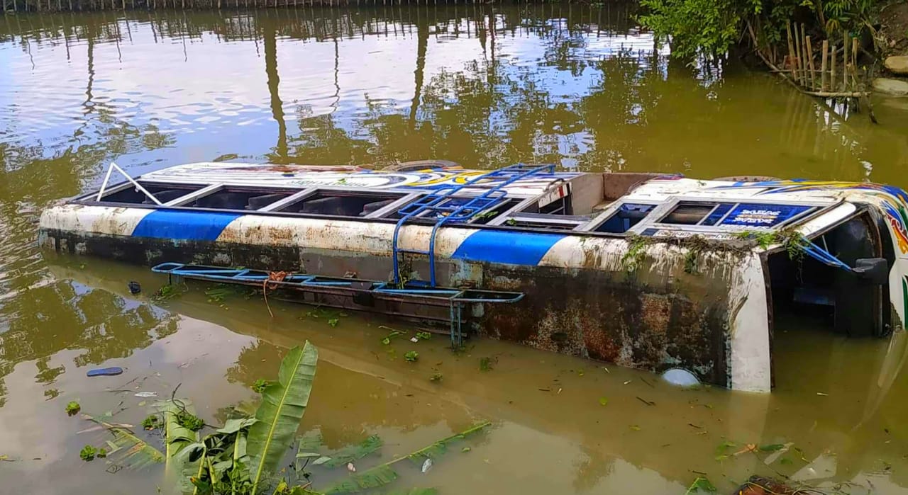 শান্তিগঞ্জে যাত্রীবাহী বাস খাদে, আহত ৩০