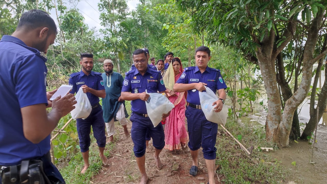 বন্যায় ক্ষতিগ্রস্ত পরিবারের পাশে বিয়ানীবাজার থানা পুলিশ
