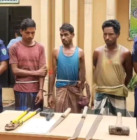 রাজনগরে ৩ ডাকাত আটক