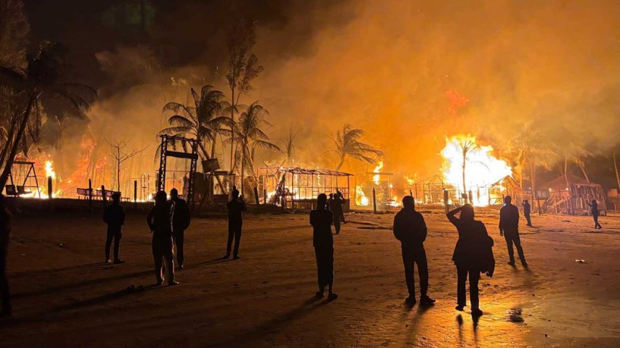 গভীর রাতে সেন্টমার্টিনে ভয়াবহ আগুন, পুড়ে ছাই তিন রিসোর্ট