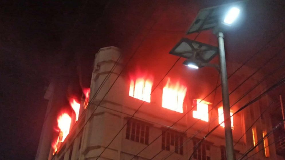 মিরপুরে কমিউনিটি সেন্টারে আগুন