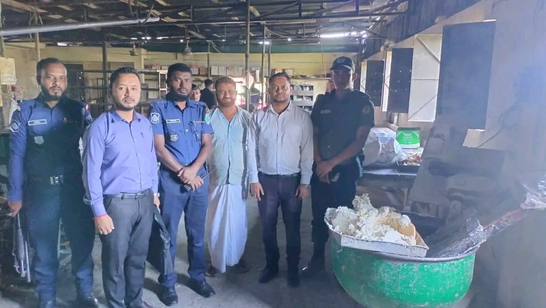 বড়লেখায় পরিষ্কার-পরিচ্ছন্নতা ও মোড়কের তথ্যের অভাবে বেকারী মালিককে ৩০ হাজার টাকা জরিমানা