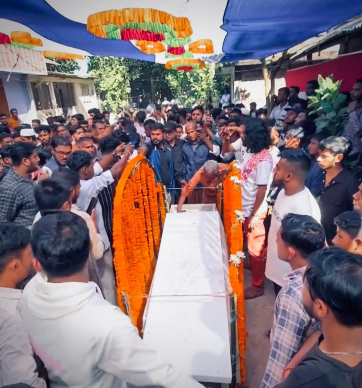 ‎বাহুবলে কনটেন্ট ক্রিয়েটর দীপঙ্কর দাস দীপের অন্ত্যেষ্টিক্রিয়া সম্পন্ন