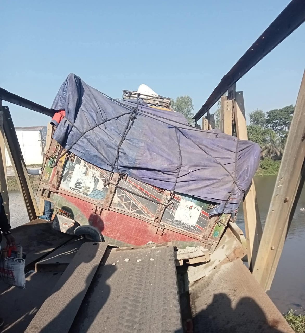 ‎রত্না ব্রিজ ভেঙে হবিগঞ্জের সঙ্গে তিন উপজেলার সড়ক যোগাযোগ বিচ্ছিন্ন