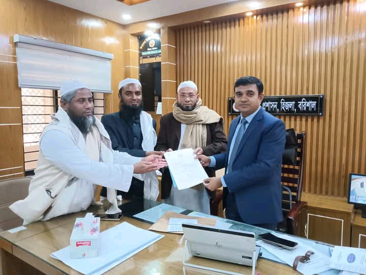 বরিশাল-৪ আসনে হাতপাখার প্রার্থী মুফতী সৈয়দ এসহাক’র মনোনয়নপত্র সংগ্রহ