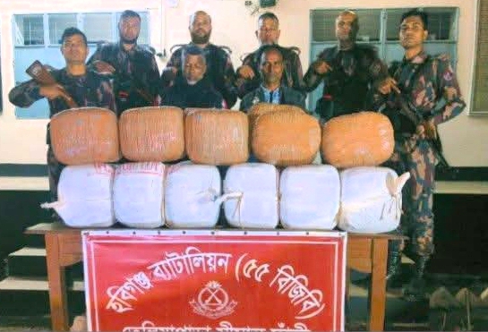 ‎হবিগঞ্জে খড়ের নিচে লুকানো ১০০ কেজি গাঁজা, ট্রাকসহ গ্রেপ্তার দুইজন