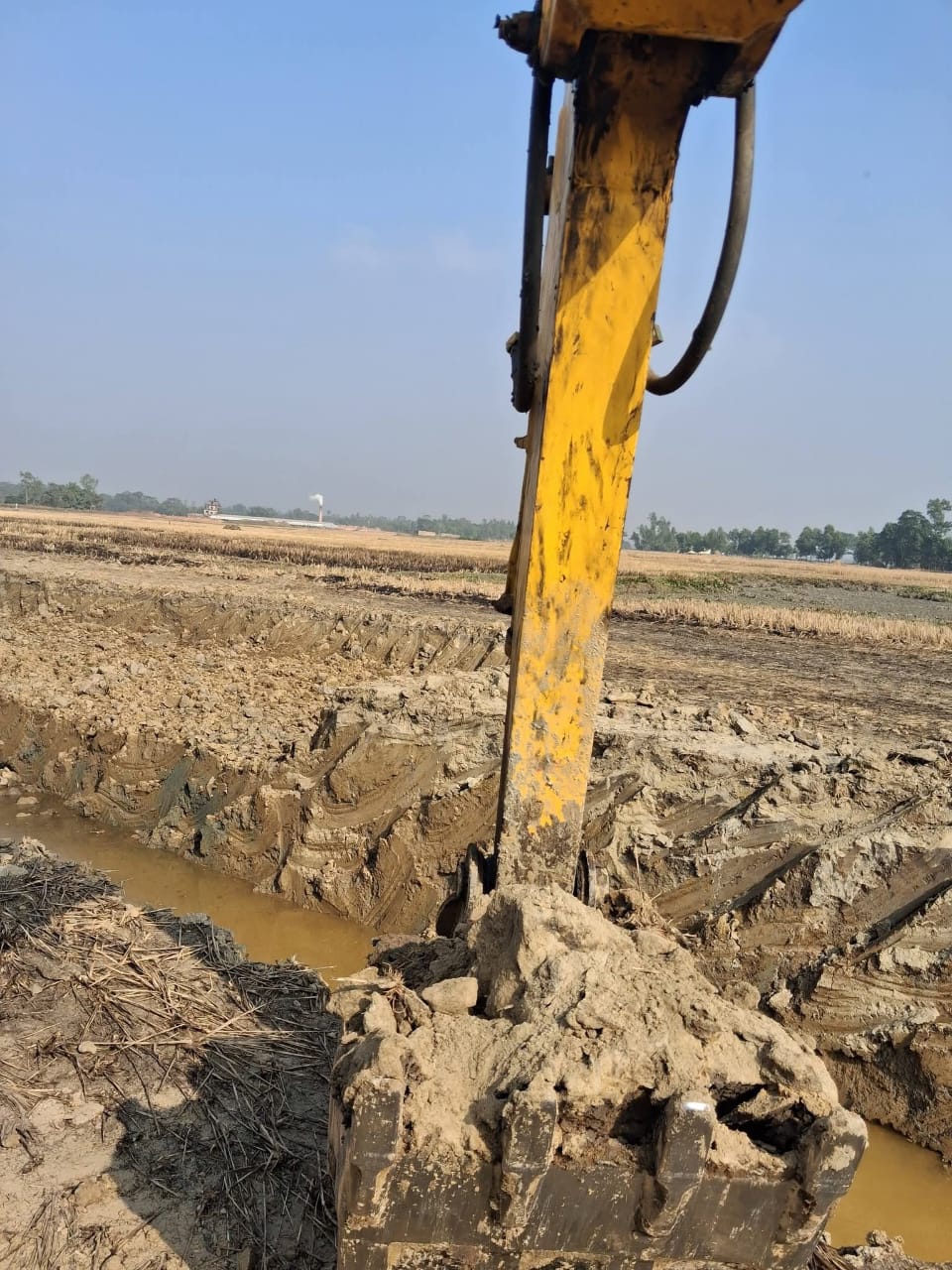 ‎নবীগঞ্জে কৃষি জমি থেকে টপ সয়েল কাটায় ২ লাখ টাকা জরিমানা