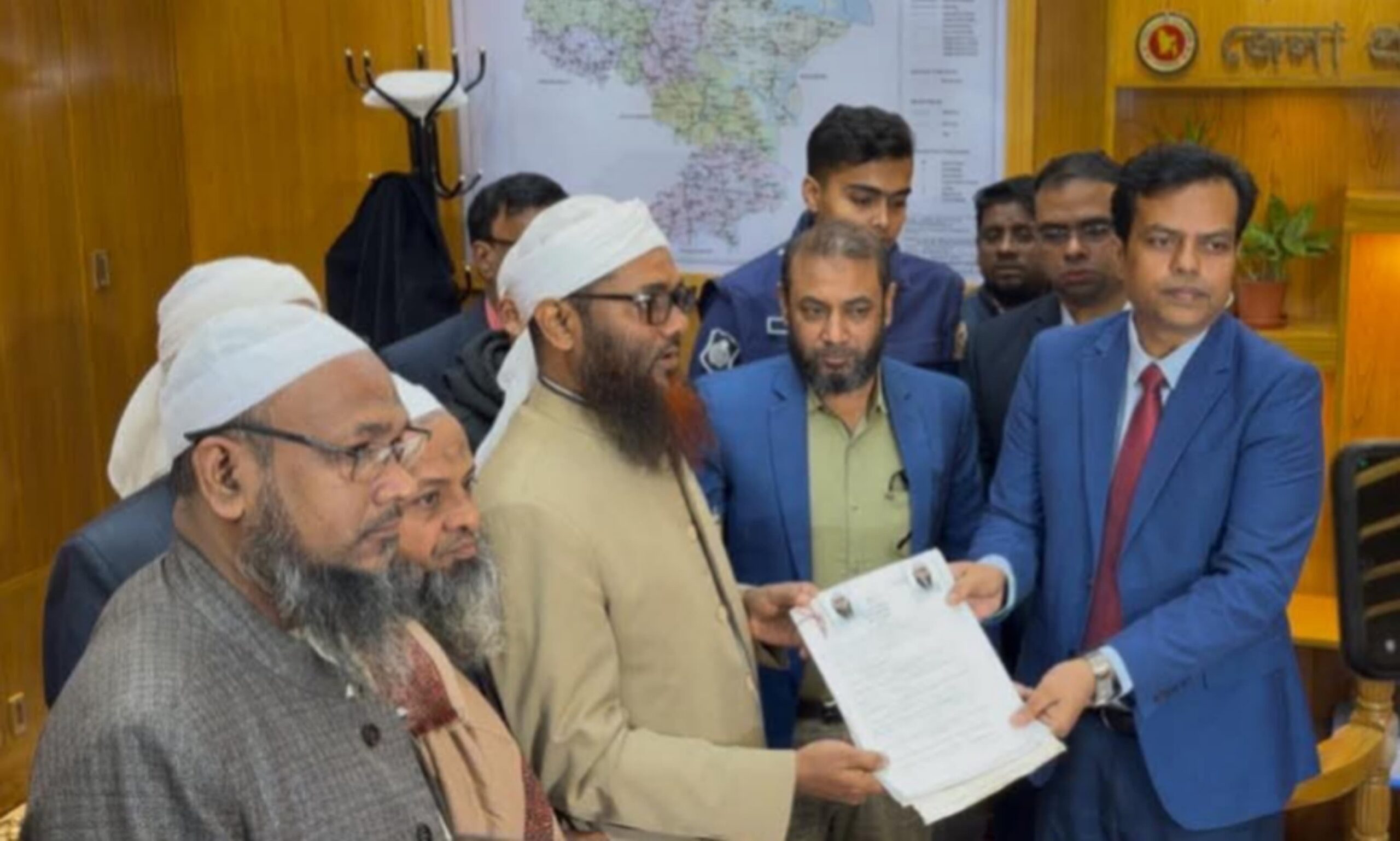 বরিশাল-৪ আসনে হাতপাখার প্রার্থী হিসেবে মনোনয়ন জমা দিলেন মুফতি সৈয়দ এসহাক