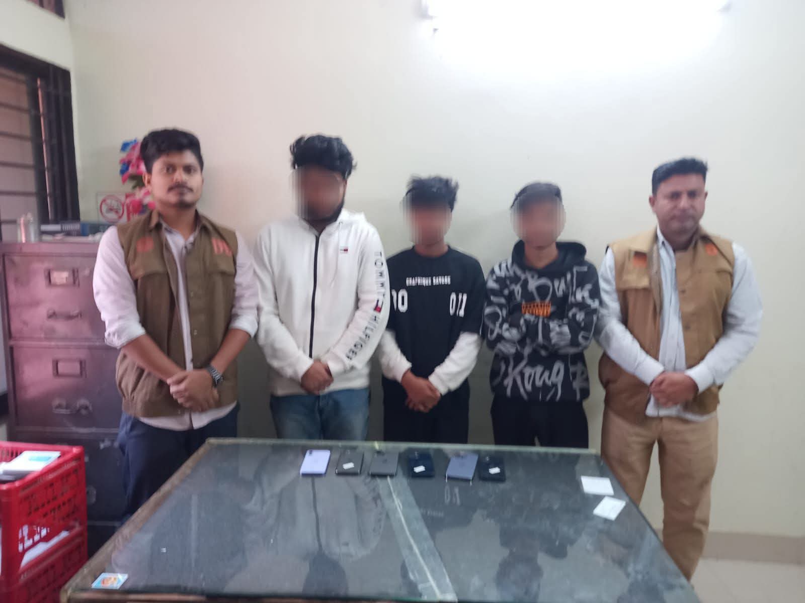 ‎হবিগঞ্জে ডিবি পুলিশের অভিযানে চোরাই ৬ টি আইফোন ও টাকাসহ তিন যুবক আটক