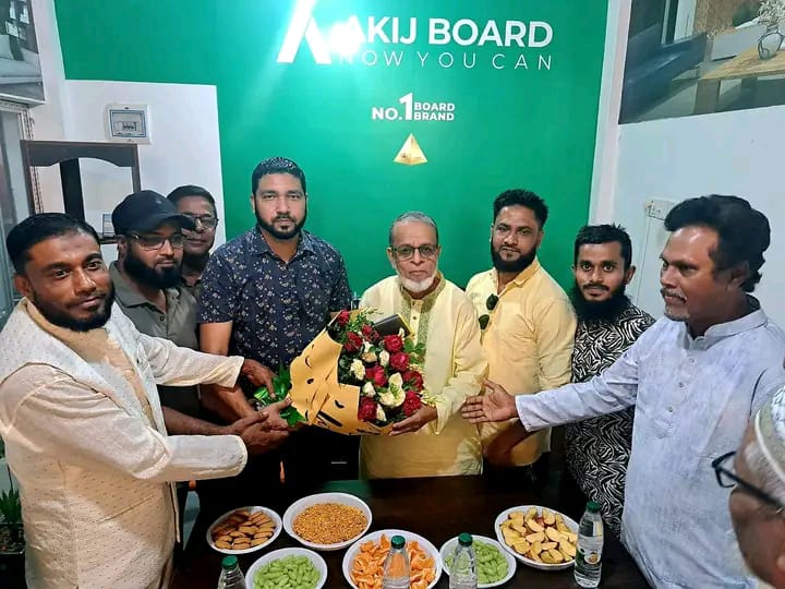শওকতুল ইসলাম শকুকে ফুল দিয়ে ঈদের শুভেচ্ছা বিনিময় করেন সৈয়দ ইশতিয়াক আহমেদ বাবেল