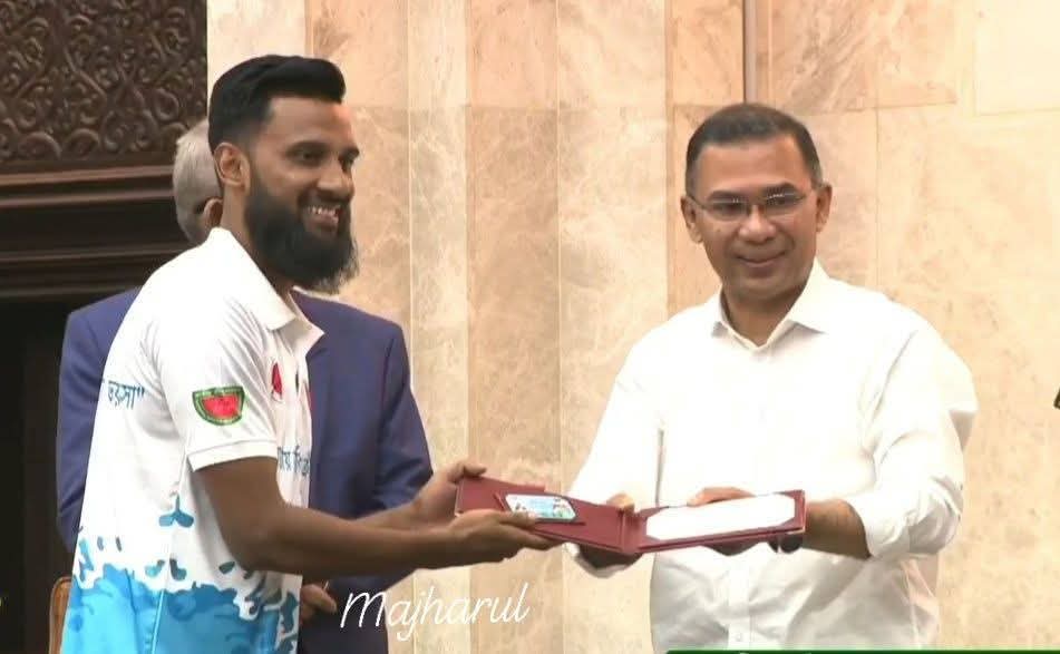 🏆 বিশ্বনাথের গর্ব: জাতীয় ব্যাডমিন্টনে চ্যাম্পিয়ন তানভীরের হাতে ক্রীড়া সম্মাননা