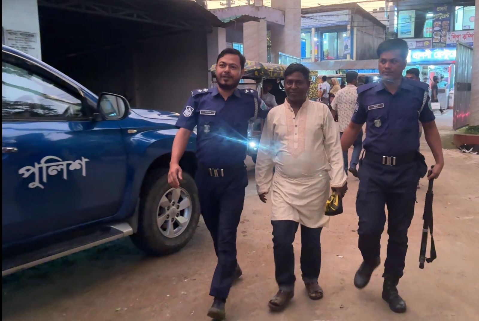 বিশ্বনাথ গরুর হাটে পকেটমারের চেষ্টা, জনতার হাতে আটক হারিছ আলী