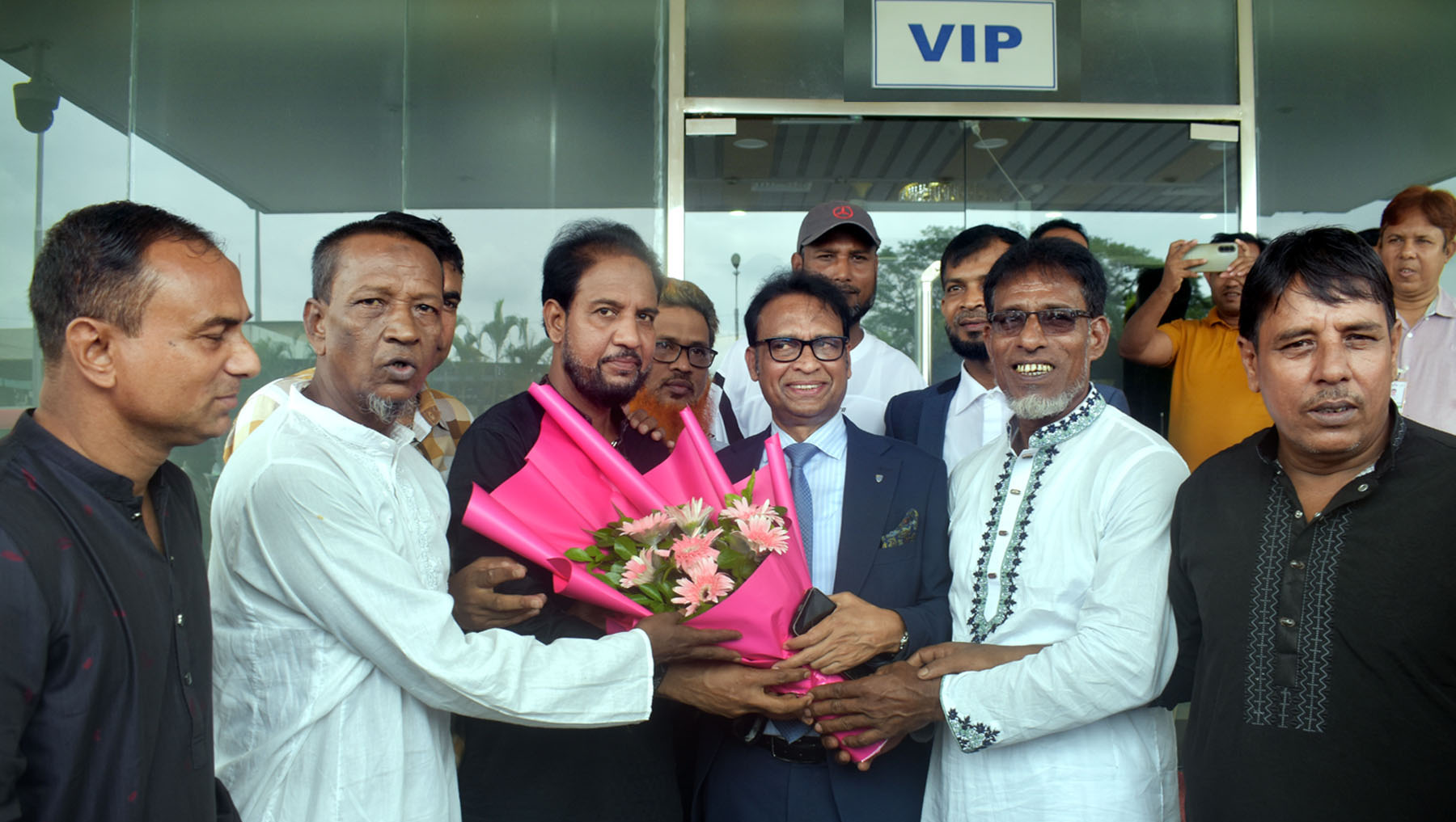 রেড ক্রিসেন্ট সোসাইটির চেয়ারম্যান এম এ সালামকে বিএনপি নেতা আব্দুল খালিকের সংবর্ধনা প্রদান