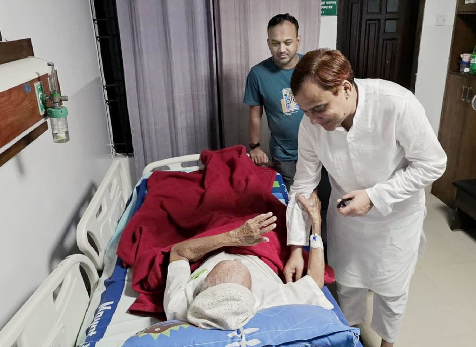 অসুস্থ প্রবীণ মুরুব্বি আবু বক্করের শয্যাপাশে সিউক চেয়ারম্যান রেজাউল হাসান কয়েছ লোদী