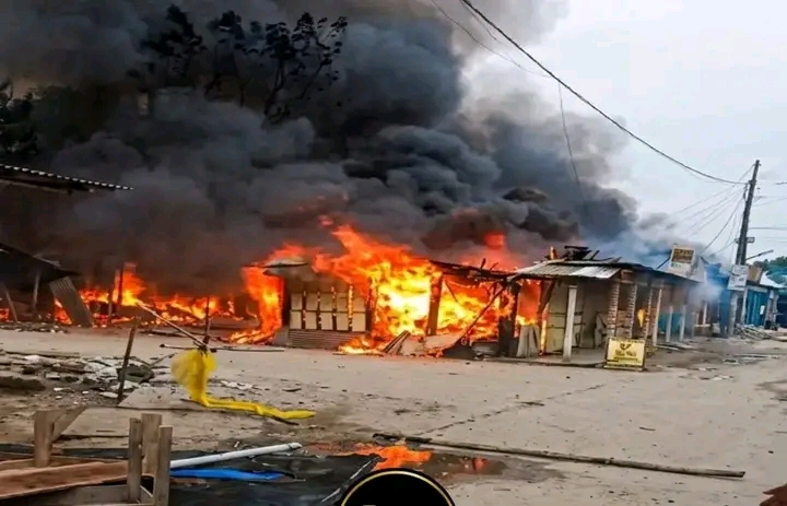 ভূরুঙ্গামারীতে শতাধিক দোকান পুড়ে প্রায় ১০ কোটি টাকার ক্ষতি