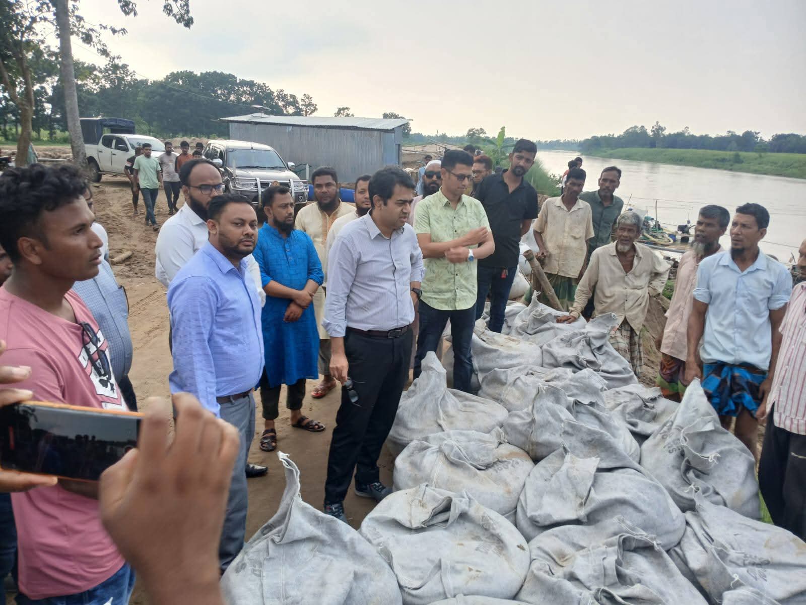 চুনারুঘাটে নদীভাঙন প্রতিরোধক জিও ব্যাগ কাজের উদ্বোধন করলেন জেলা প্রশাসক ড. জি. এম. সরফরাজ