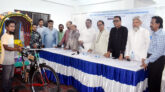 সিলেট দরগাহ মহল্লায় এম ডব্লিউ ফাউন্ডেশনের সেলাই মেশিন ও নতুন রিক্সা বিতরণ
