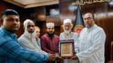 ধনকান্দি হযরত হালিমা সাদিয়া (রাঃ) দাওরায়ে হাদিস বালিকা মাদরাসার পক্ষে সিসিক প্রশাসককে সম্মাননা ক্রেস্ট প্রদান