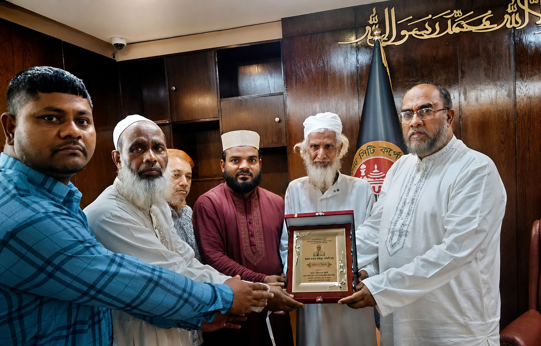 ধনকান্দি হযরত হালিমা সাদিয়া (রাঃ) দাওরায়ে হাদিস বালিকা মাদরাসার পক্ষে সিসিক প্রশাসককে সম্মাননা ক্রেস্ট প্রদান