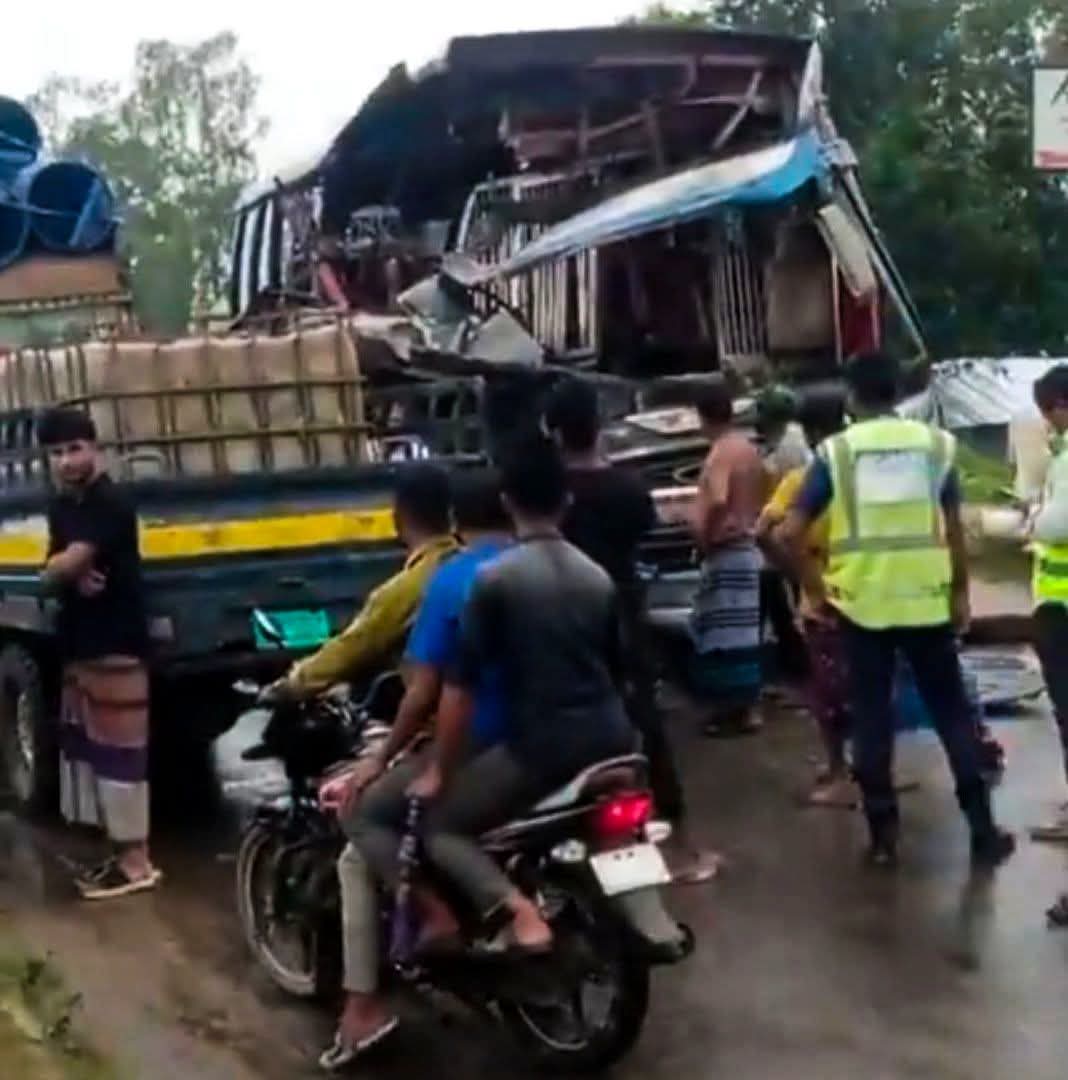 বাহুবলে দুই যাত্রীবাহী বাসের মুখোমুখি সংঘর্ষ, চালক নিহত আহত অন্তত ৫০