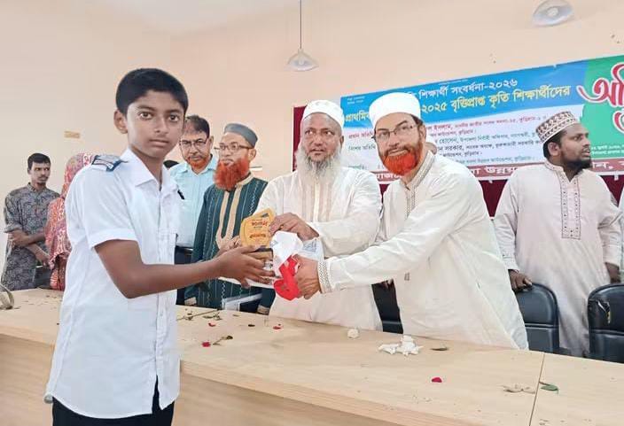 উত্তর ধরলা উন্নয়ন ফাউন্ডেশন কর্তৃক শিক্ষার্থীদের বৃত্তি প্রদান