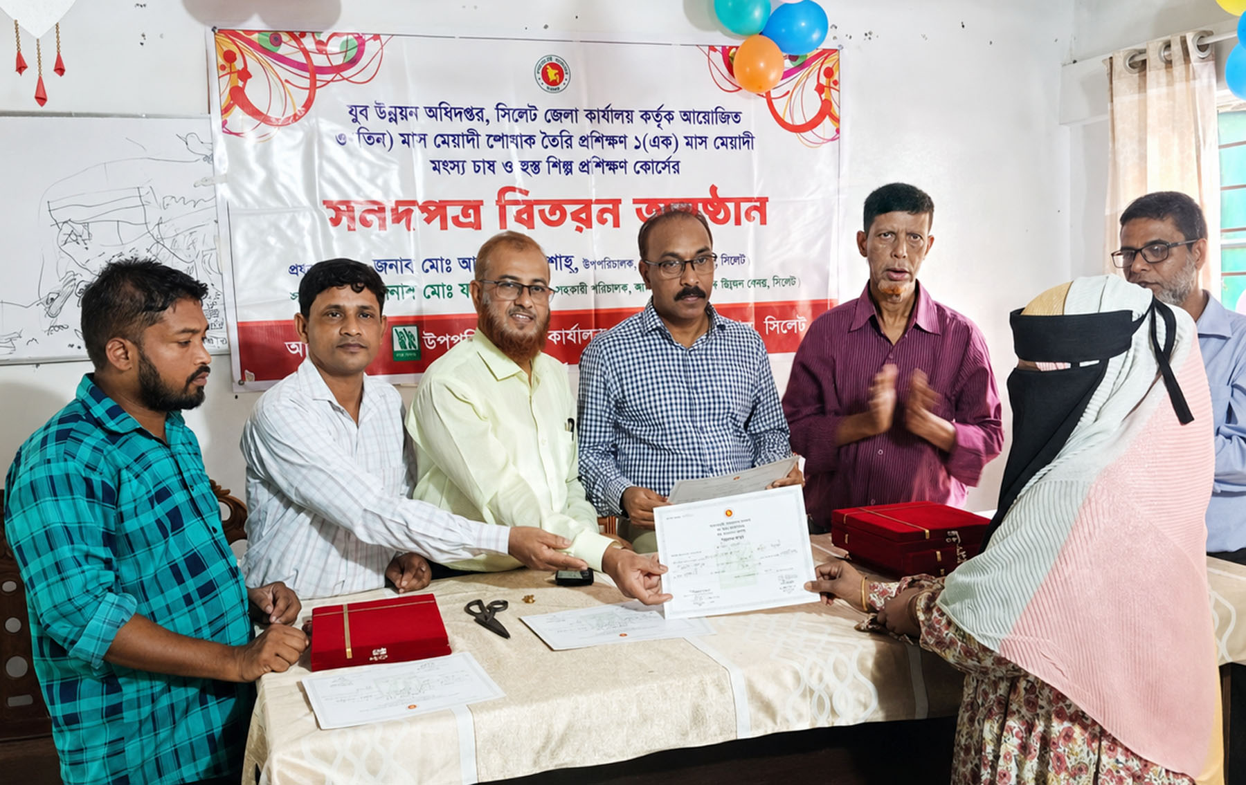ইনসাফ ভিলেজ ডেভেলপমেন্টের কার্যালয়ে মাছ চাষ প্রশিক্ষণের সমাপনী ও সনদপত্র বিতরণ