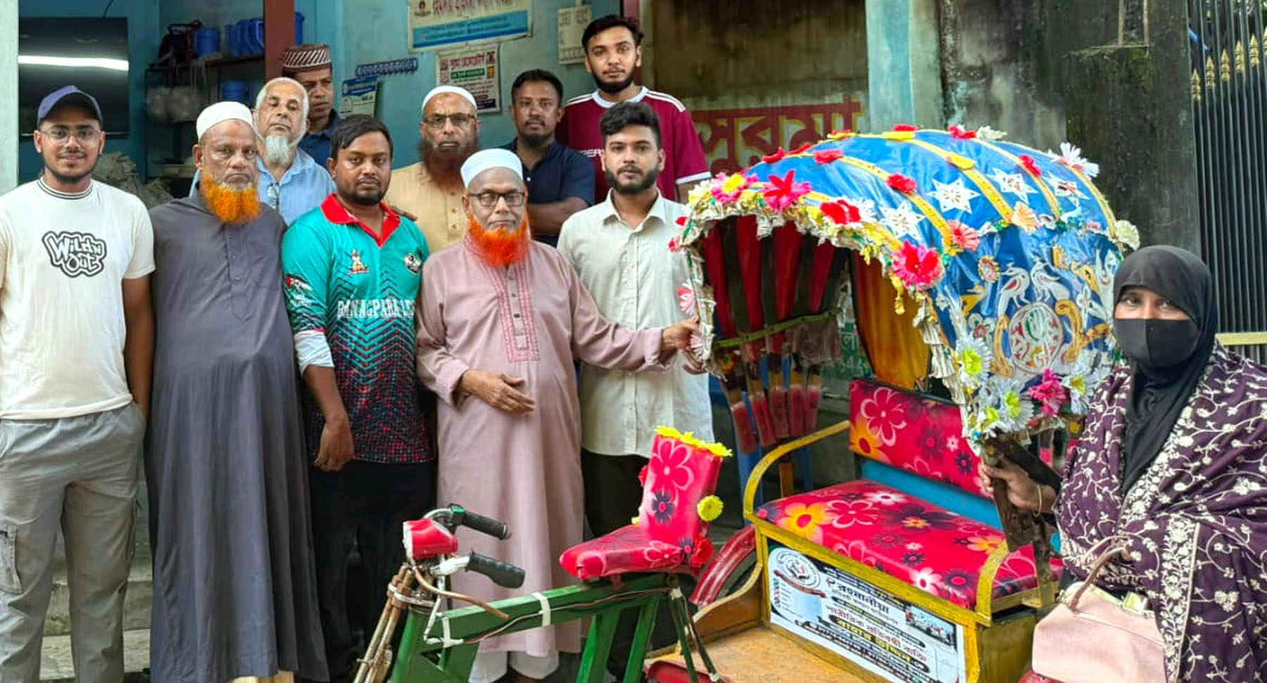 প্রতিবন্ধী পরিবারকে রহমানীয়া প্রতিবন্ধী কল্যাণ ফাউন্ডেশনের রিক্সা উপহার