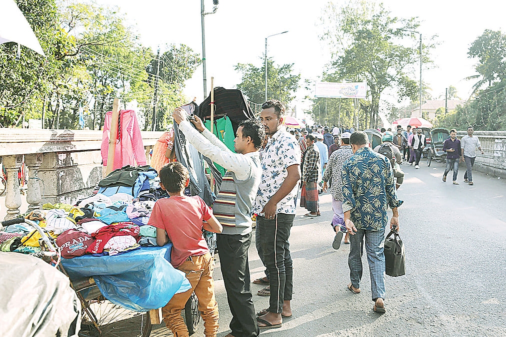 সিলেটের পর্যটন স্পটগুলো হকারদের দখলে