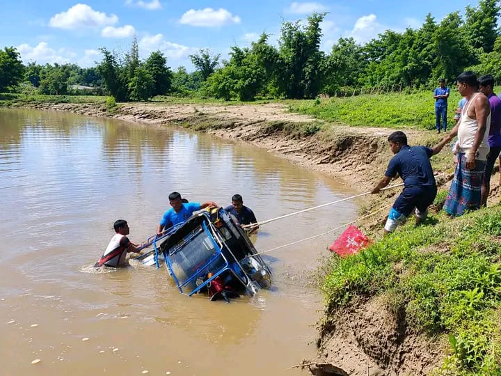 কমলগঞ্জে ধলাই নদীতে টমটমসহ চালক নিখোঁজ, উদ্ধারে ডুবুরি দল