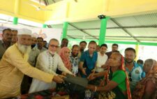 কুলাউড়ায় চা শ্রমিকদের মধ্যে  প্রধানমন্ত্রীর উপহার রেইনকোট বিতরণ করলেন এমপি শওকতুল