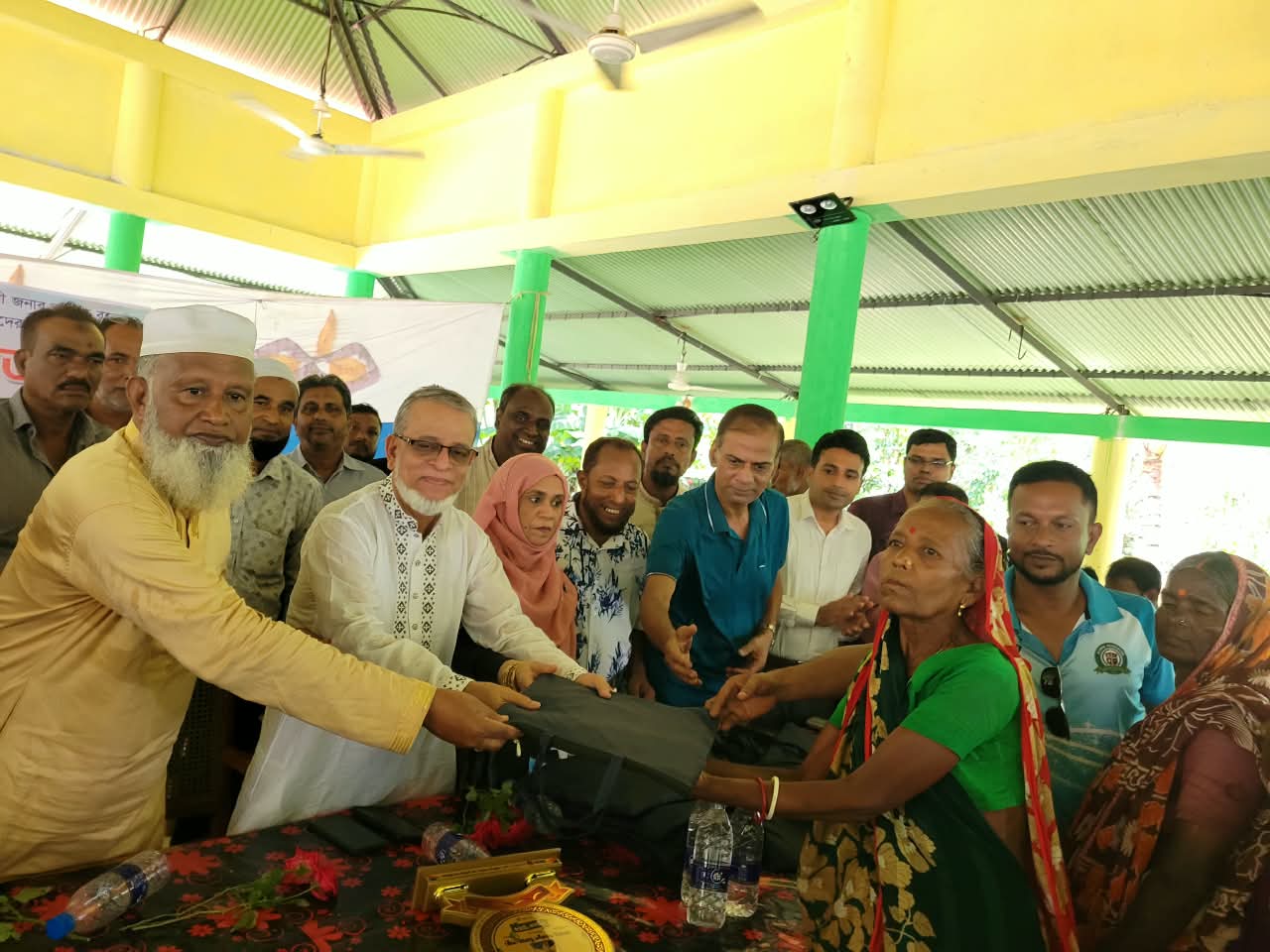 কুলাউড়ায় চা শ্রমিকদের মধ্যে  প্রধানমন্ত্রীর উপহার রেইনকোট বিতরণ করলেন এমপি শওকতুল
