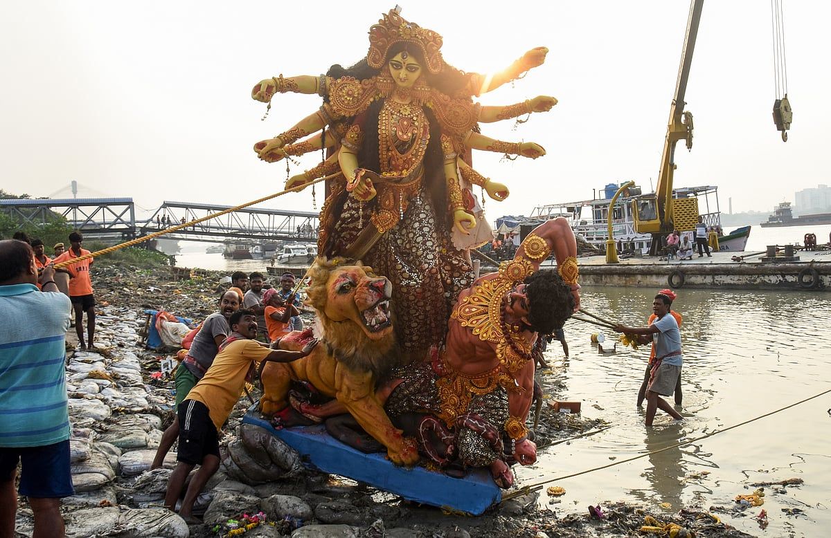 দুর্গা বিসর্জনে শুধু সনাতনীদের প্রতিমা ছোঁয়ার নির্দেশ, অস্পৃশ্যতা ফেরানোর অভিযোগ বিরোধীদের