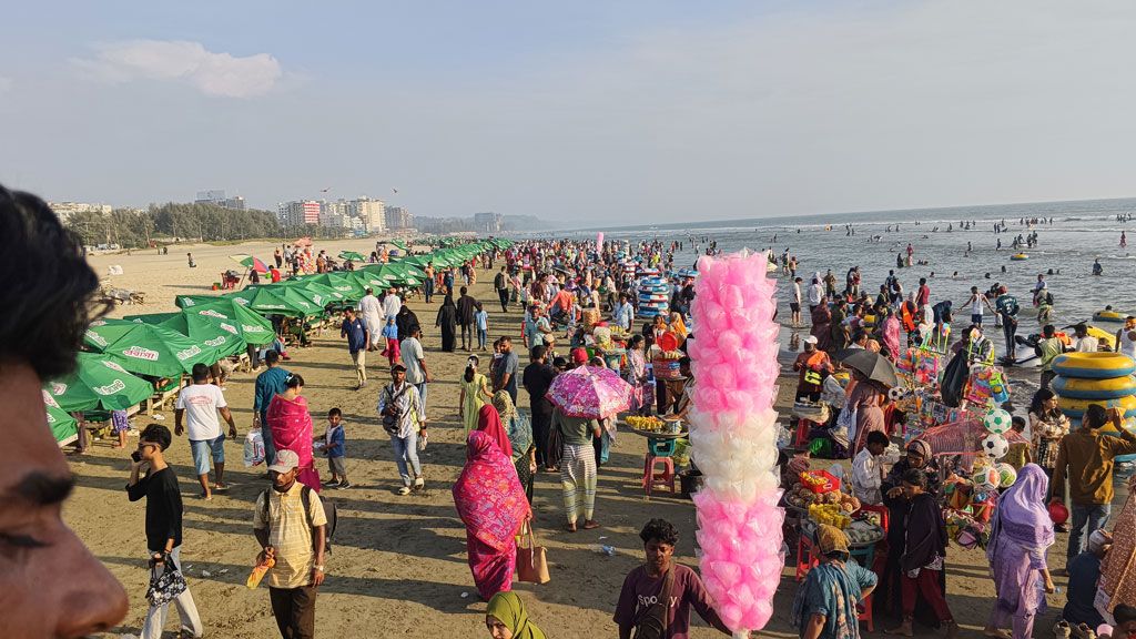 টানা ছুটিতে কক্সবাজারে পর্যটকের ঢল