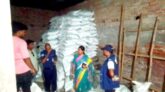 সব সার বিতরণের দাবি ডিলারের, গুদামে মিলল ১৫০০ বস্তা