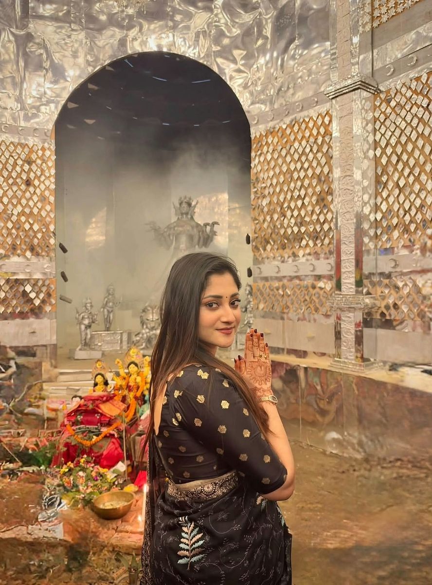 চট্টগ্রামের ‘রিপু রজনী’ মণ্ডপ ঘুরে যা বললেন অভিনেত্রী পূজা চেরী