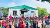 চা–বাগানের শিশুদের স্কুলব্যাগ-খাতা-পেনসিল উপহার