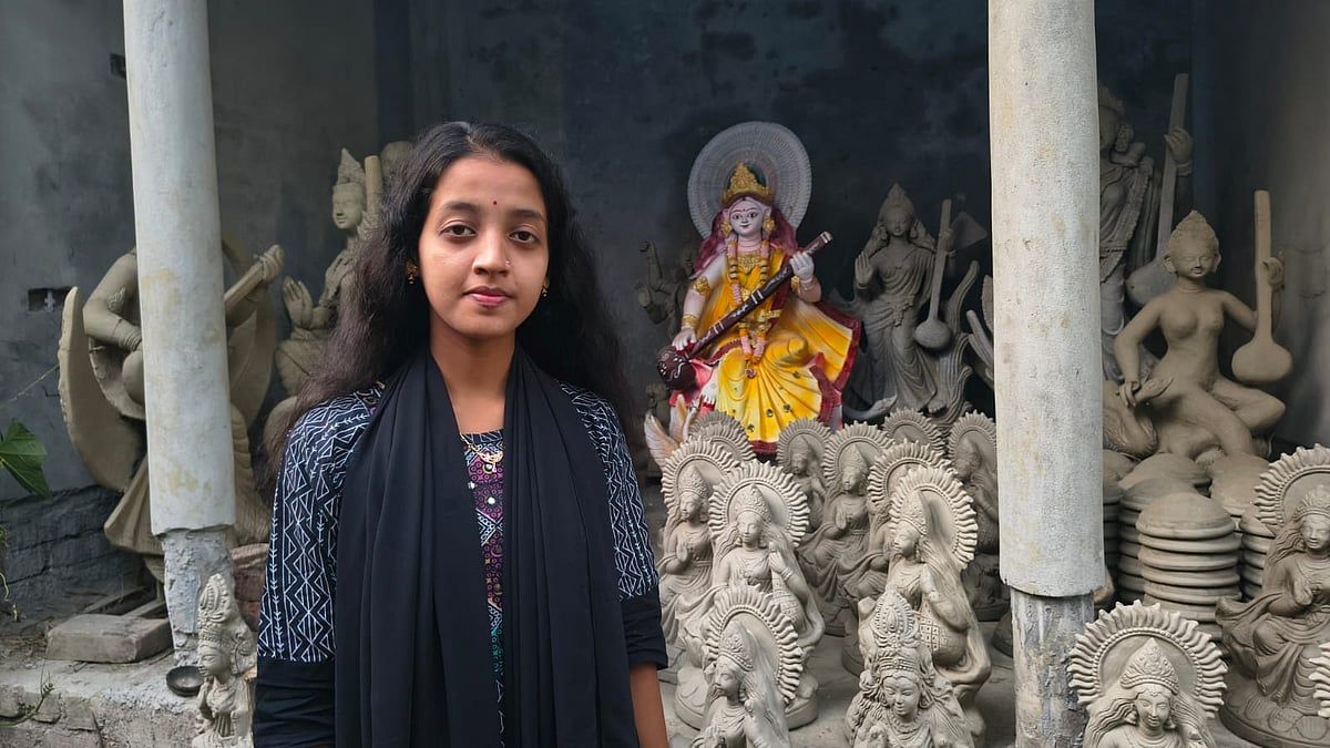 বাবার কাছ থেকে শেখা, প্রতিমা তৈরি করেই সংসারের হাল ধরেছেন যূথীমনি